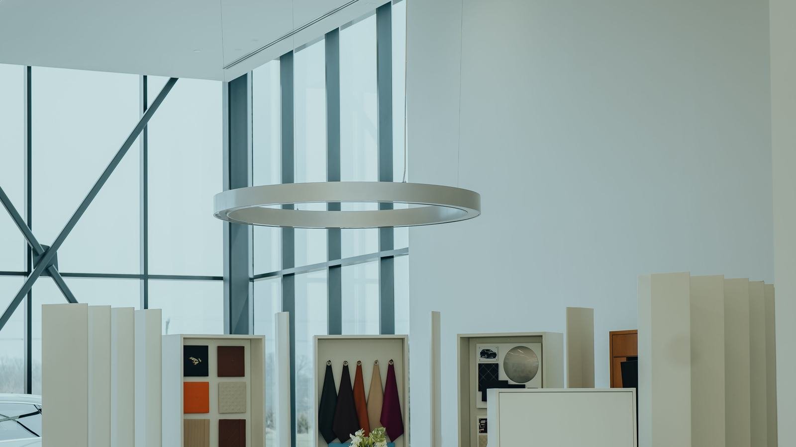 Showroom claro com expositores de amostras